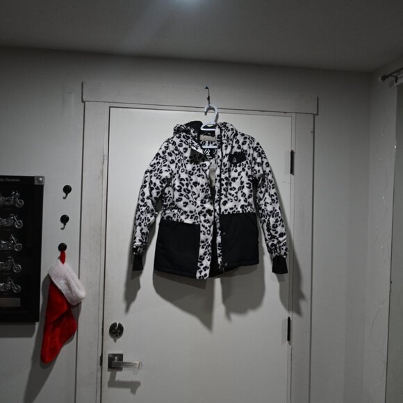 Winter jacket by Ripzone Size Med adjustable sleeve with pockets and hood - Picture 2 of 7